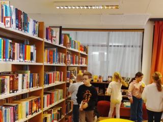 K�nyveket k�lcs�nz� di�kjaink...